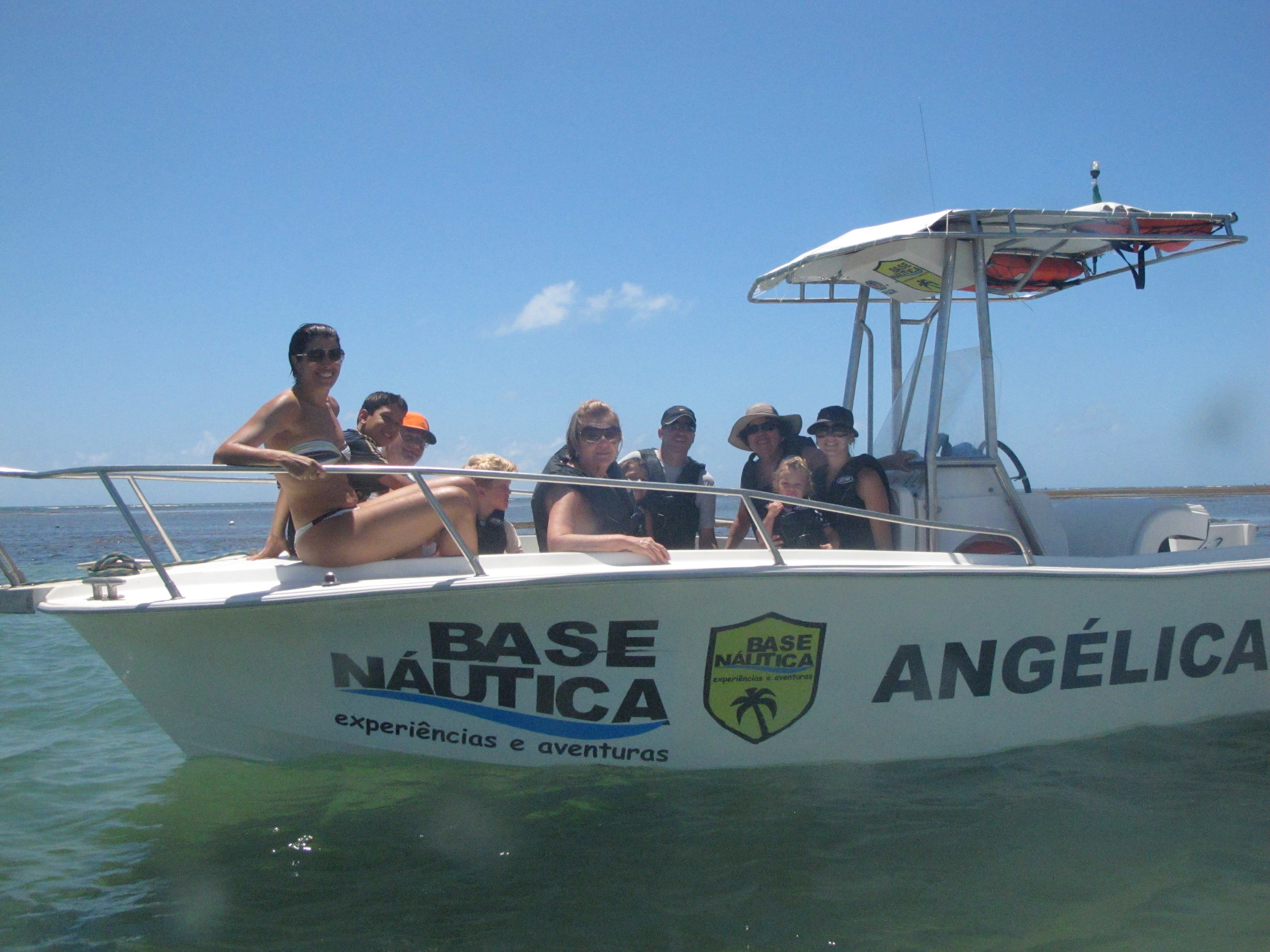 Lancha Angélica da Base Náutica com passageiros em Praia do Forte