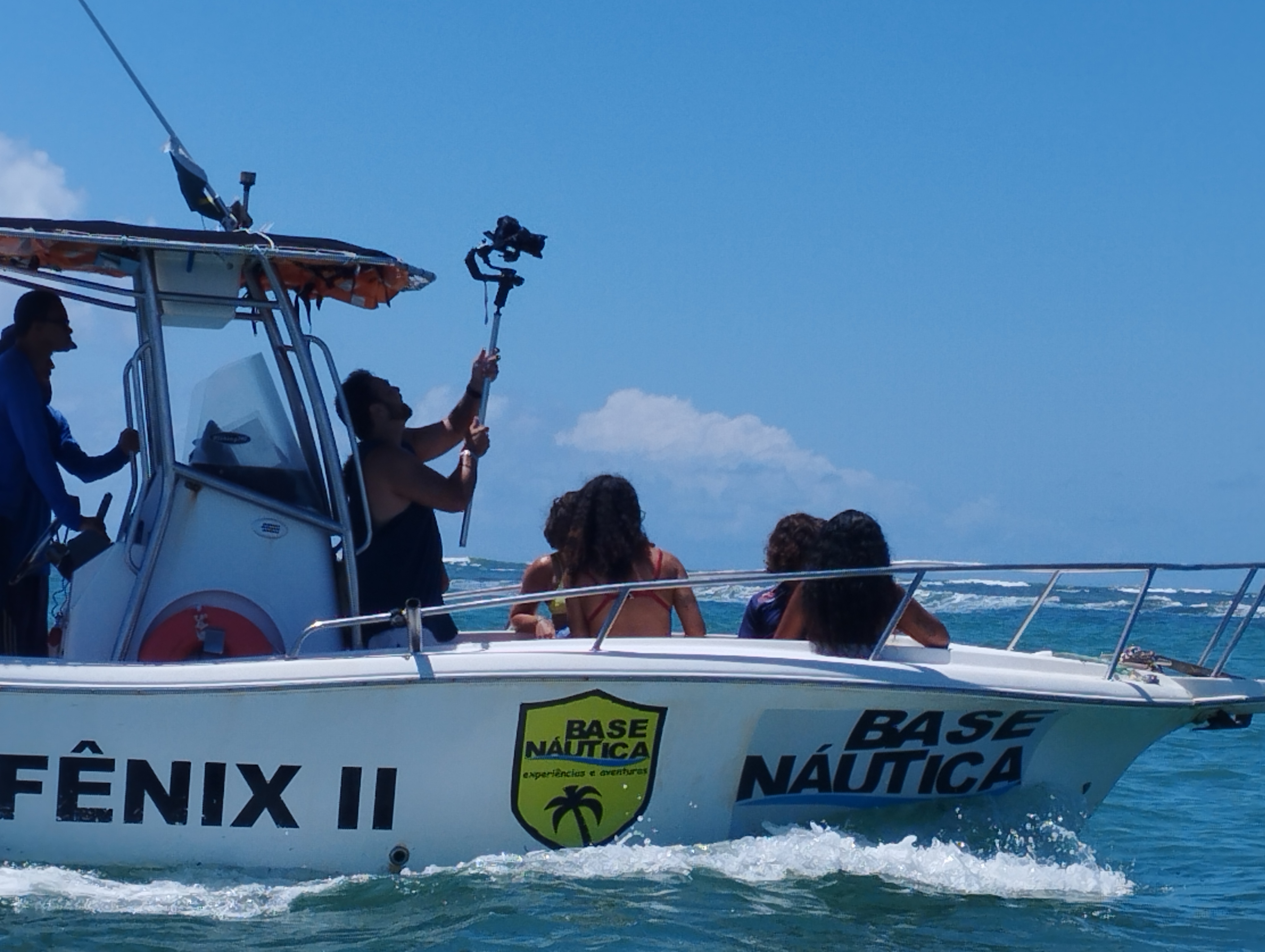 Cinegrafista filmando a bordo da lancha Fênix II