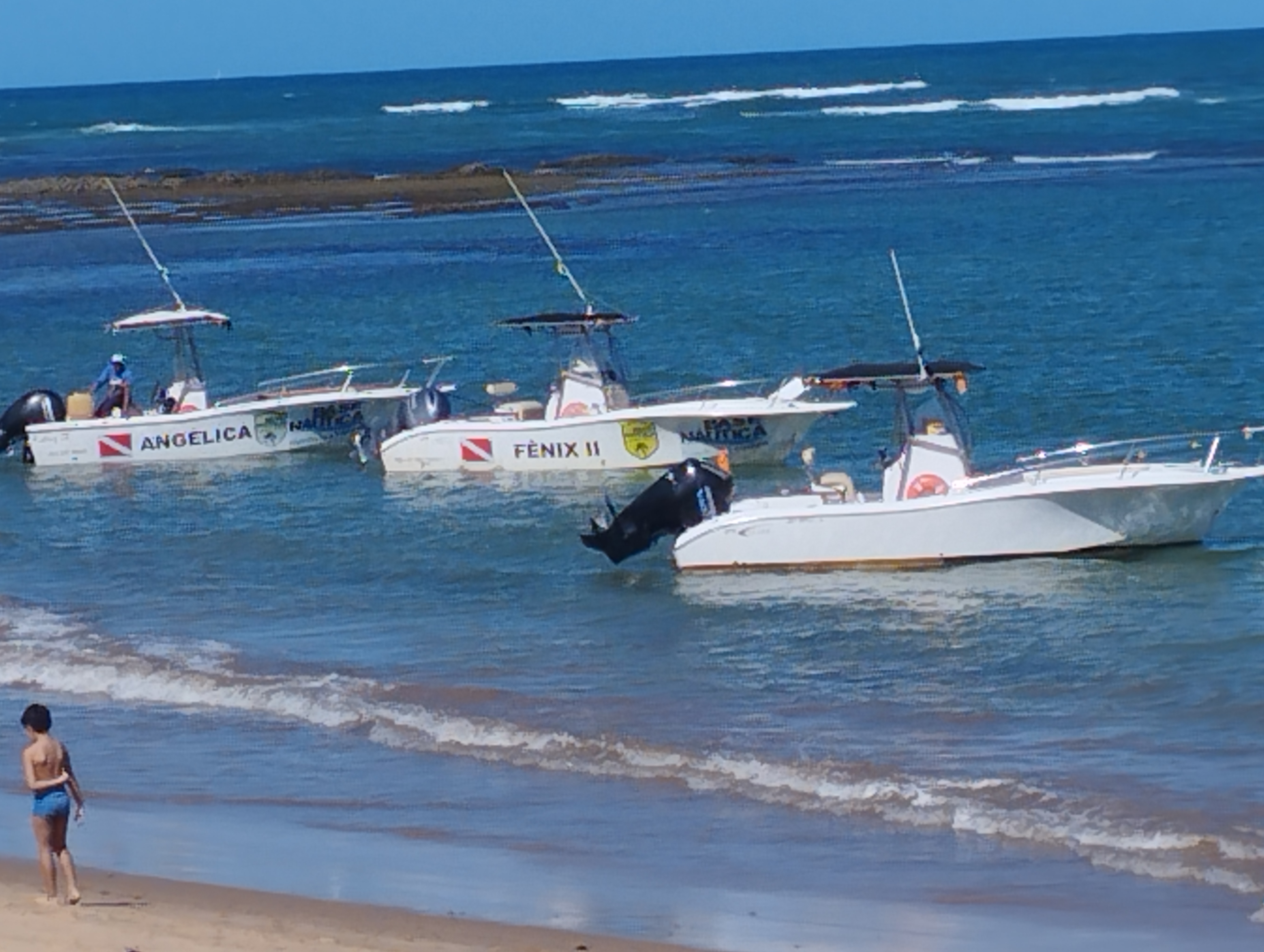 Lanchas da Base Náutica na praia em Praia do Forte